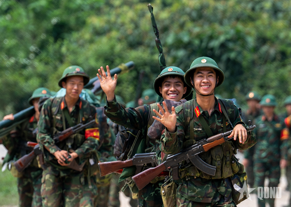 Trường Sĩ quan Lục quân 1 tổ chức thực hành diễn tập đánh địch đổ bộ đường không